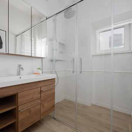 By Renters * Warsaw